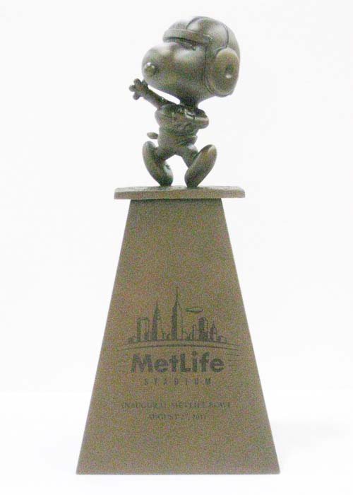 21-metlife-bowl_snoopy_3d_bronze_trophy.